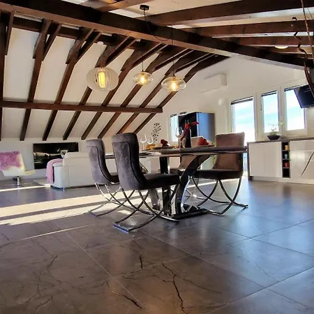 House Nirvana בקרץ